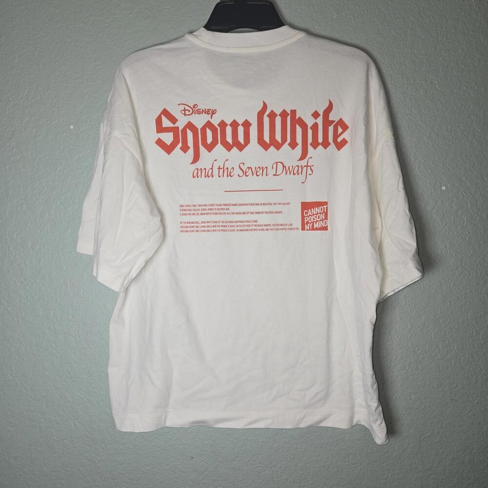 NWT UNIQLO Disney Princess And Villains Snow White Seven Dwarfs White Shirt Sz M - Picture 5 of 9